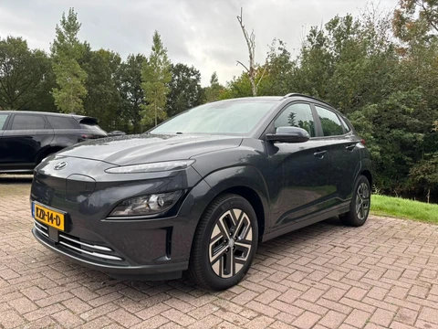 Hyundai Kona EV Fashion 64 kWh | 204 PK | SOH 95% | Adaptive cruise control | Achteruitrijcamera | Keyless entry | LED verlichting | DAB ontvanger | Bluetooth telefoonverbinding | Navigatie | Lichtmetalen velgen