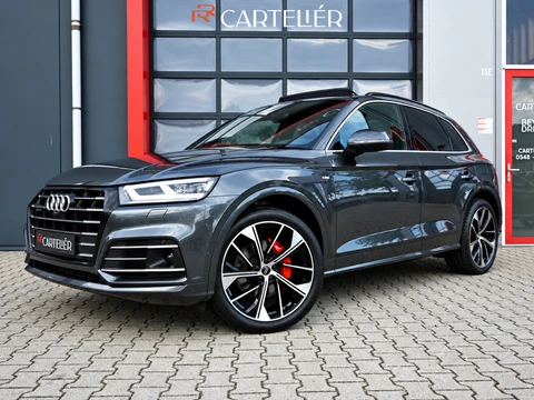 Audi Q5 55 TFSI e Quattro Competition | Luchtvering | Pano | 360 | B&O | Ambient+ | Carplay | Digital Dash | Keyless | Matrix Led | Adaptive | Alcantara Leder | Memory | Stoelverwarming | Afgevlakt Stuur | Memory | Trekhaak | SQ5 Diffuser | Nieuwstaat