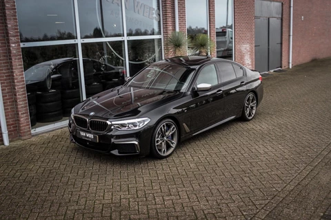 BMW 5-serie M550d xDrive High Executive | incl. BTW | 2e eigenaar | Stoelverwarming & -ventilatie | Stuurverwarming | Harman-kardon | Keyless entry | Softclose | 360 camera | Trekhaak