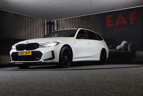BMW 3-serie Touring 320e M Line / Head Up / Memory / Navi / Camera / Acc / F1 / Open Panoramadak / Led / Pdc / 19 Inch