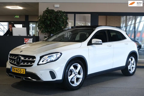 Mercedes-Benz GLA-klasse 180 Ambition Pano Trekhaak Cam PDC Navi Airco