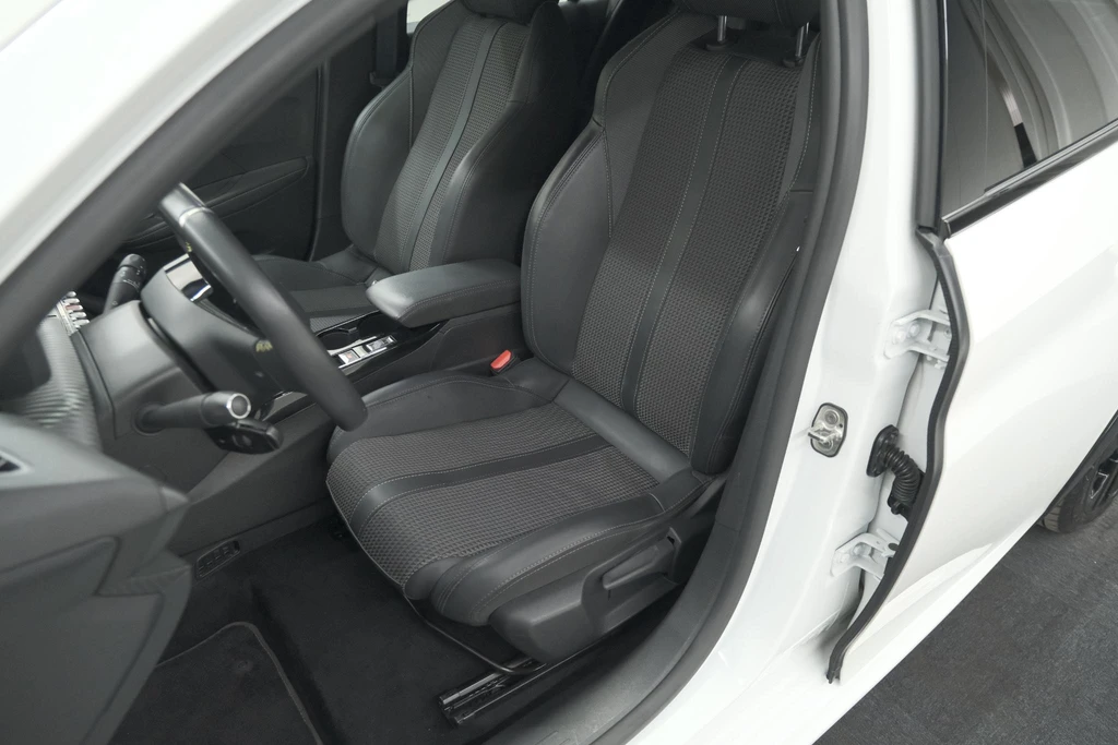 Peugeot e-208 – foto 28