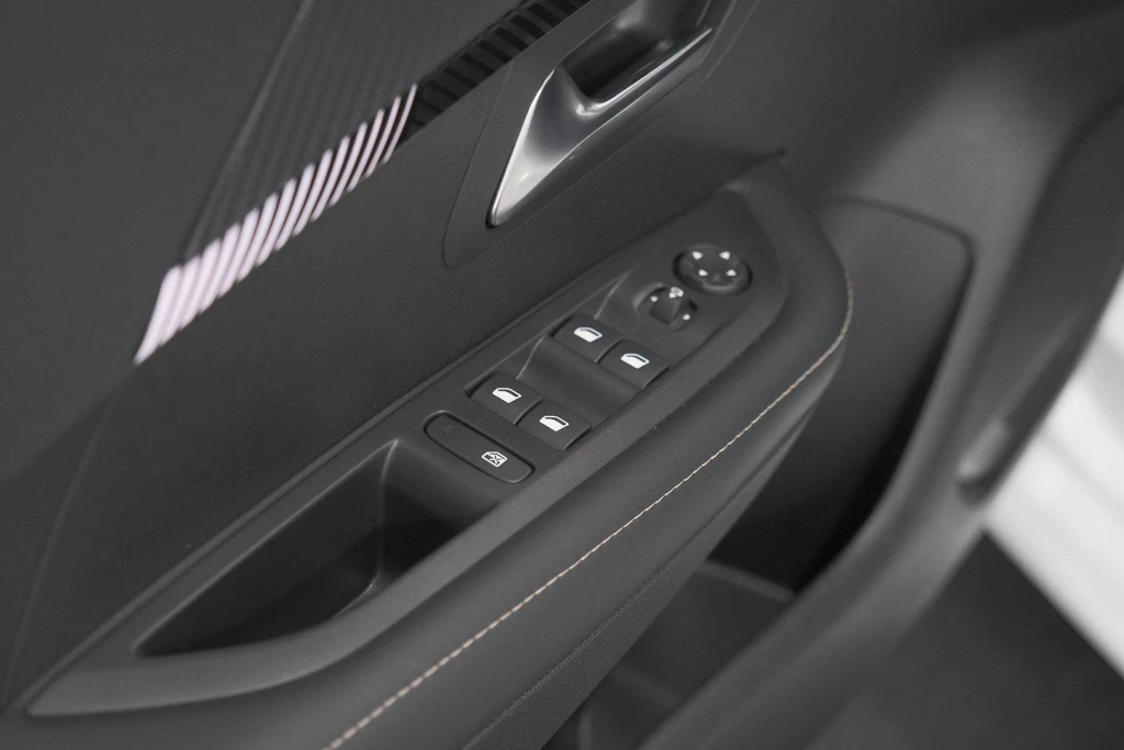 Peugeot e-208 – foto 32