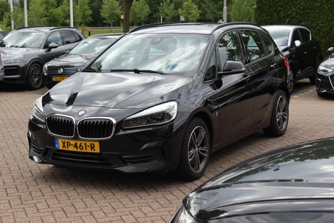 BMW 2 Serie Active Tourer 225xe iPerformance High Executive / SOH 84,7% / Camera / Leder / Head-up / Navigatie / Sportstoelen / 17'' / Stoelverwarming / Cruise Control