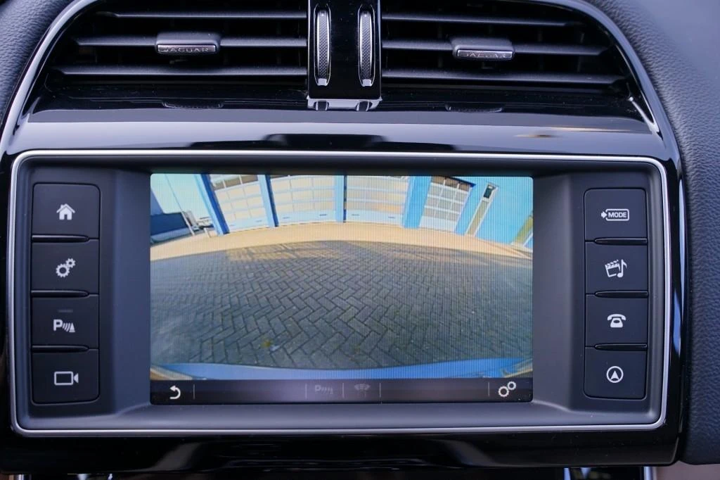 Jaguar XE – foto 11