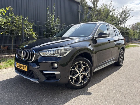 BMW X1 xDrive20i High Executive / AUTOMAAT / LEER / NAVI / CRUISE / TREKHAAK / 105dkm!