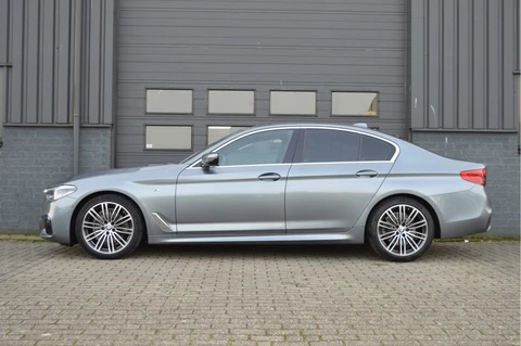 BMW 5 Serie 520i High Executive Edition | M-PAKKET | CAMERA | LED | KEYLESS | TREKHAAK |