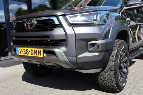 Toyota Hilux 2.8 D-4D X-TRA CAB INVINCIBLE A/T 4WD VAN