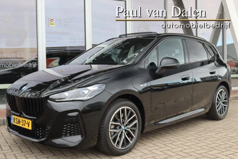 BMW 2-Serie Active Tourer (u06) 230e 326PK XDRIVE M-SPORT Panodak | Sfeerverlichting | Harman Kardon | Head Up | Live Cockpit | Driving assistent Plus | Camera |