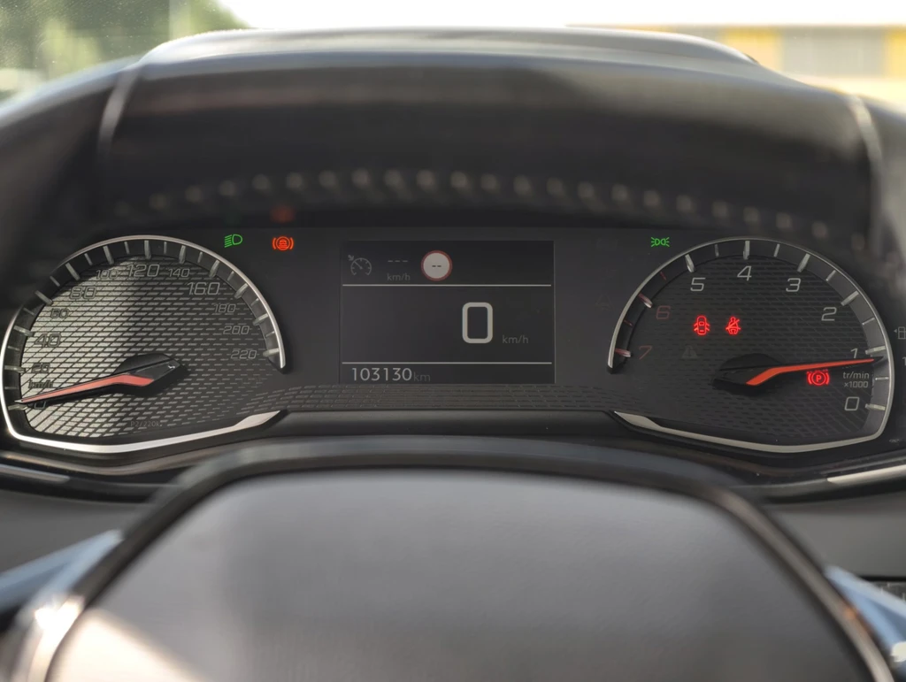 Peugeot 208 – foto 12