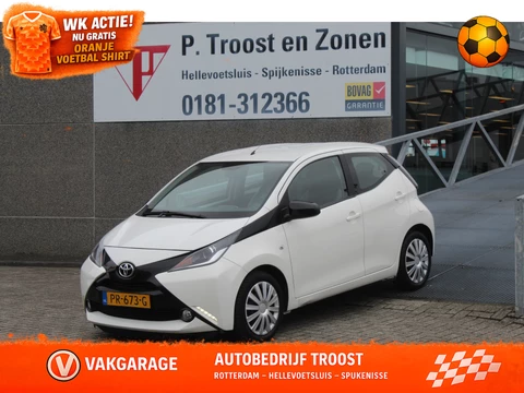 Toyota Aygo 1.0 VVT-i x-play Navigatie/Airco/Achteruitrijcamera/Toerenteller/Elektrische ramen/Elektrisch verstelbare spiegels.