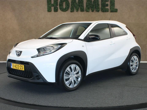 Toyota Aygo X 1.0 VVT-i MT Play - ORIGINEEL NEDERLANDSE AUTO - AIRCO - ADAPTIEVE CRUISE CONTROL - ACHTERUITRIJCAMERA - BLUETOOTH - LICHTSENSOR - DAB RADIO - APPLE CARPLAY/ ANDROID AUTO