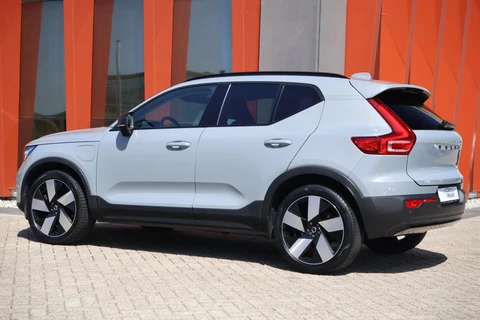 Volvo XC40 T5 Recharge Ultimate Dark | Stoelverwarming | Panoramadak | BLIS | Pilot Assist | Parkeercamera | H/K | 20 Inch | Keyless