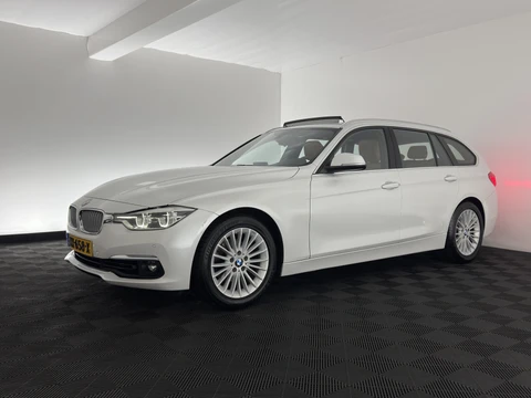 BMW 3 Serie Touring 318i Luxury Edition (INCL-BTW) Aut. *PANO | LEATHER | FULL-LED | HEATED-SPORTSEATS | DIGI-COCKPIT | NAVI-FULLMAP | ECC | PDC | CRUISE | TOWBAR | 17''ALU*