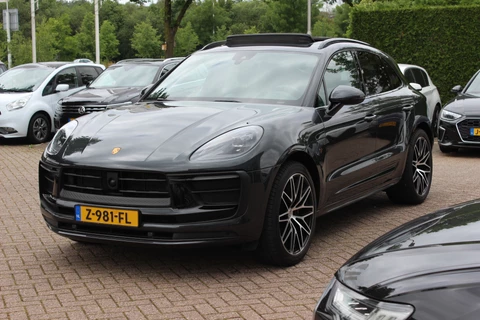 Porsche Macan 2.0 T / Trekhaak / Panoramadak / Camera / Luchtvering / Keyless / 21'' / Adaptieve Stoelen / Sportchrono / CarPlay / Stoel+Stuurverwarming / Dodehoek / DAB / ACC