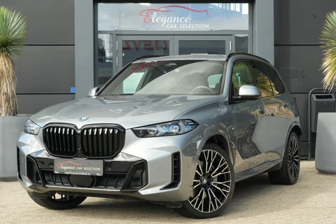 BMW X5 xDrive50e M Sport | 495 PK | PHEV | Pano | HUD | 360° | Softclose BMW X5 xDrive50e M Sport 495 PK Plug-in Hybrid met 3.0 zescilinder benzinemotor en 8-traps automatische transmissie, voorzien van een elektrisch panoramadak, luxe lederen bekleding, Head-Up D