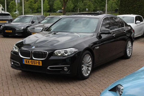 BMW 5 Serie 520i Luxury Edition / NL Auto! / Schuifdak / Leder / Navigatie / Parkeerhulp V+A / 18'' / Stoelverwarming / Schakelpaddels / Cruise Control
