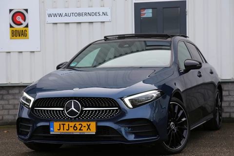 Mercedes-Benz A-Klasse 250 e AMG Line Plug in hybride*Perfect MB Onderh.*BTW*1ste Eig.*Pano/Sfeer/Night/MBUX/Apple Carplay-Android/Multi Beam LED Koplamp./Diamond Grille/DAB/Stoelverw./Half Leder/Parkeersens.V+A/19 inch LM*