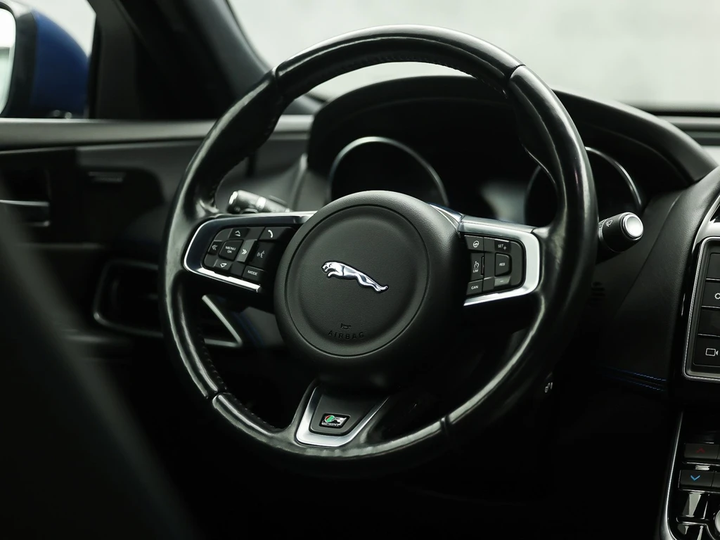 Jaguar XE – foto 17