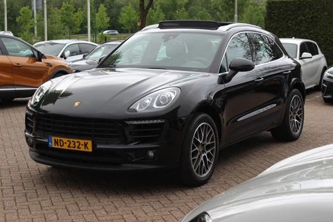 Porsche Macan 2.0 / 69.727 km! / 1e Eign. / Trekhaak / Panoramadak / Camera / Luchtvering / Leder / 20'' / Dodehoek / DAB / Stoelverwarming / Cruise Control