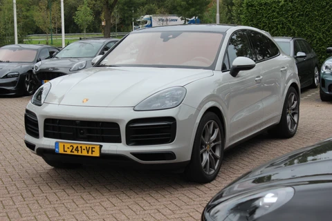 Porsche Cayenne Coupé 3.0 E-Hybrid / Trekhaak / Panoramadak / 360Camera / Keyless / 21'' / Softclose / Luchtvering / Bose / Sportdesign+Chrono / Stoel+Stuurverwarming / Dodehoek / DAB / ACC