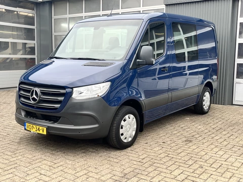 Mercedes-Benz Sprinter 211 2.2 CDI L1H1 DC Rolstoelplaats Invalidevervoer Airco Cruise controle Lift Airco Cruise controle 4-Persoons + 1-rolstoelplek Gordels Telefoonverbinding Apple carplay Euro 6