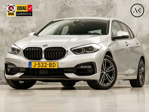 BMW 1 Serie 118i Sport Automaat (APPLE CARPLAY, GROOT NAVI, CLIMATE, LEDER, SPORTSTOELEN, PARKEERSENSOREN, CRUISE, LANE ASSIST, NIEUWSTAAT)