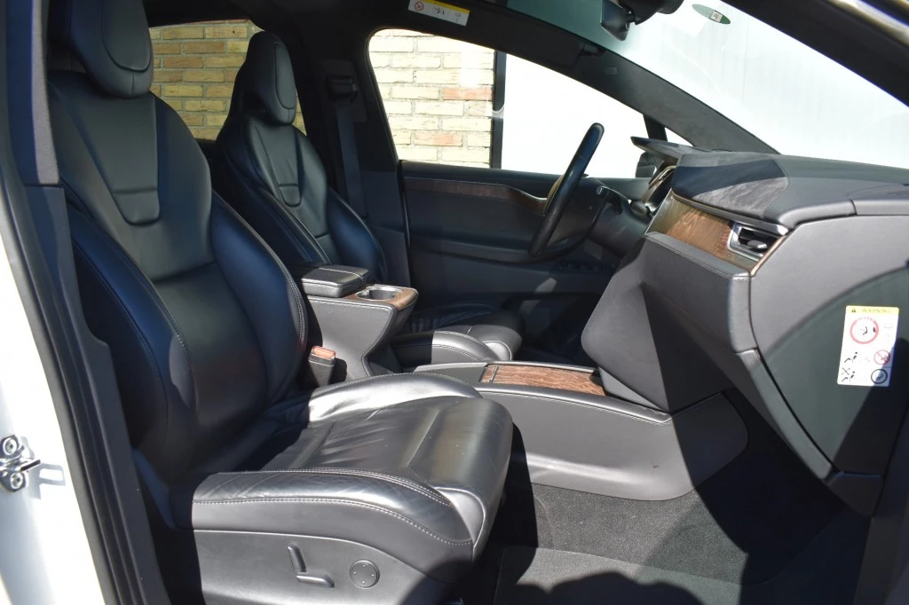 Tesla Model X – foto 12