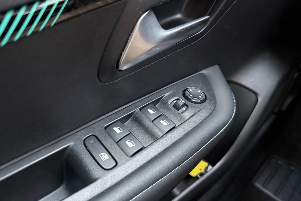 Peugeot e-208 – foto 17