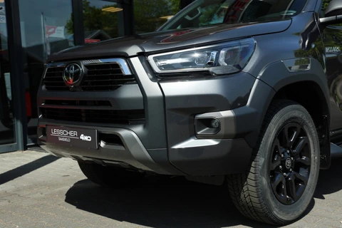 Toyota Hilux 2.8 D-4D DUBBEL CABIN 48V HYBRIDE INVINCIBLE A/T 4WD 2 ZITS VAN ( INCL. BPM GRIJS KENTEKEN )