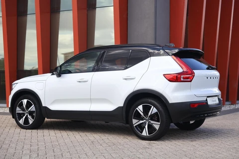 Volvo XC40 T4 Recharge R-Design | Stoelverwarming | Parkeercamera | H/K | Glossy Black | Keyless