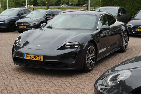 Porsche Taycan 4S Performance 84 kWh / SoH 93,3% / Panoramadak / 360Camera / Achterasbesturing / Burmester / Luchtvering / Keyless / 21'' / Sportdesign+Chrono / Stoel+Stuurverwarming / Dodehoek / DAB / Porsche Innodrive