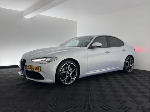 Alfa Romeo Giulia 2.0T Sprint (INCL-BTW) Aut. *LEATHER | XENON | MEMORY-PACK | HEATED-VELOCE-SPORTSEATS | CAMERA | NAVI-FULLMAP | DAB+ | SHIFTPADDLES | PRIVACY-GLASS | BLINDSPOT | KEYLESS | 19"ALU*