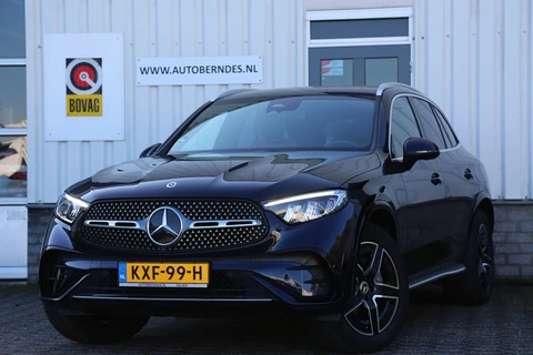 Mercedes-Benz GLC 300e Plug in hybride 4MATIC AMG Line*Perfect MB Onderh.*Luchtvering/Elek. Trekhaak/360/ACC/Burmester/Treeplanken/Bi-Color Leder/HUDLED/DAB/Sfeer/Dodehoek/Apple Carplay-Android/Parkeersens.V+A/19 inch LM*