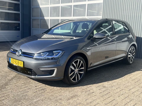 Volkswagen e-Golf 100% Elektrisch Airco Cruise controle Virtual display Navigatiesysteem Stuurwielbediening Telefoonverbinding Dynaudio Zwarte hemel Vol opties!! 230 km actieradius WLTP