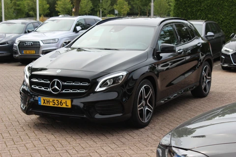 Mercedes-Benz GLA 180 Business Solution AMG Night Upgrade / Camera / Apple CarPlay / 19'' / Half leder / Navigatie / Getint glas / Stoelverwarming / Cruise Control