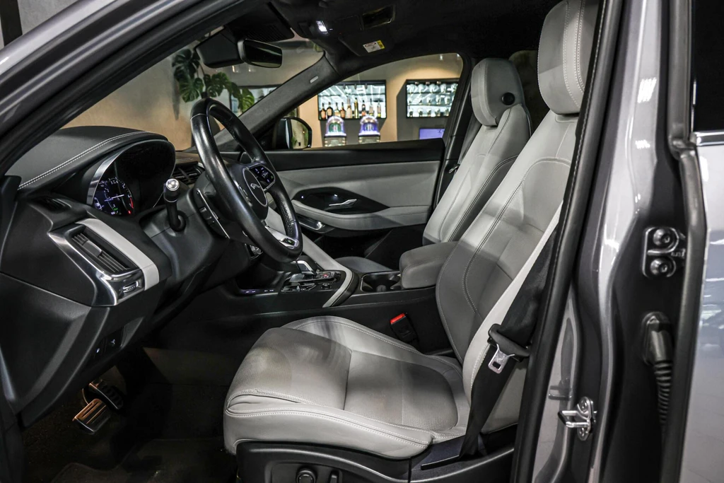 Jaguar E-PACE – foto 12