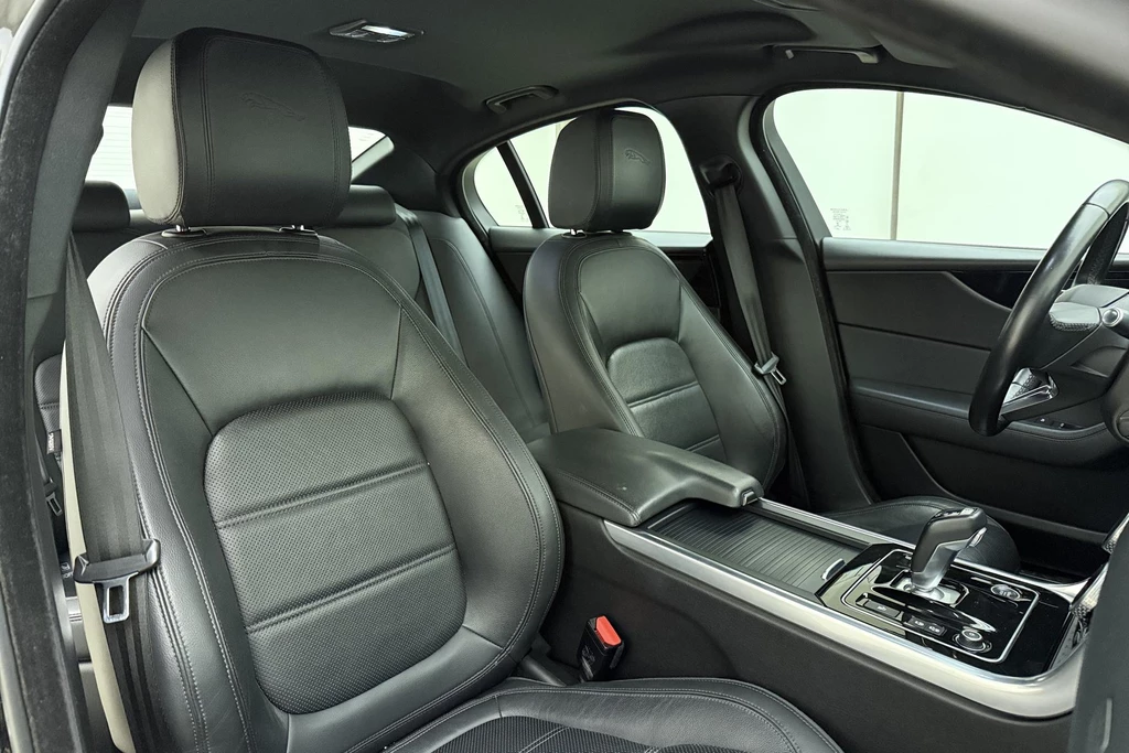 Jaguar XE – foto 14