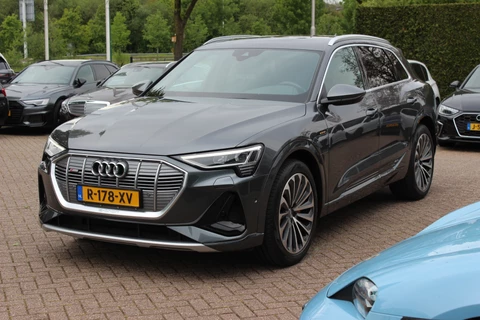 Audi e-tron 55 quattro S edition 95 kWh / SoH 96,4% / 50.665 km! / Trekhaak / Camera / Keyless / B&O /  21'' / Luchtvering / CarPlay / Stoelverwarming / DAB / ACC