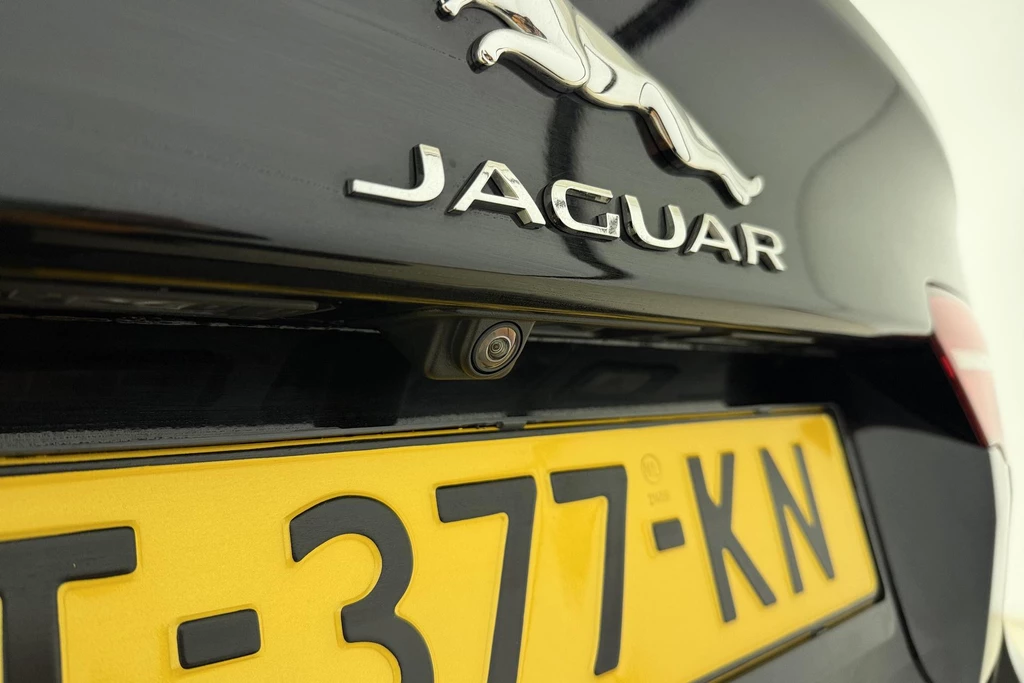 Jaguar XE – foto 11