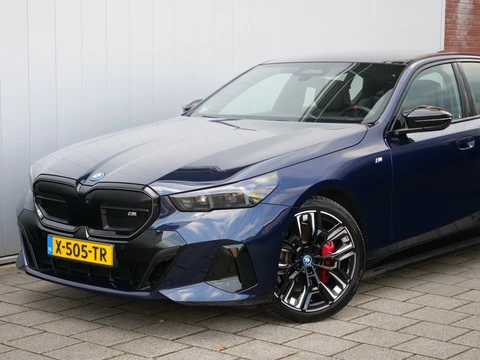 BMW i5 M60 xDrive 84 kWh 601 Pk Automaat M-sport pro / Navi / DAB / Apple Carplay / Camera / SOH 95,8%