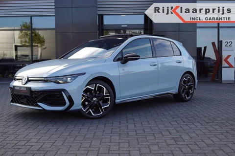 Volkswagen Golf R-line 1.5 eTSI 150pk DSG facelift Black style/ Panodak /IQ Matrix LED /Head-up/Park-assist plus