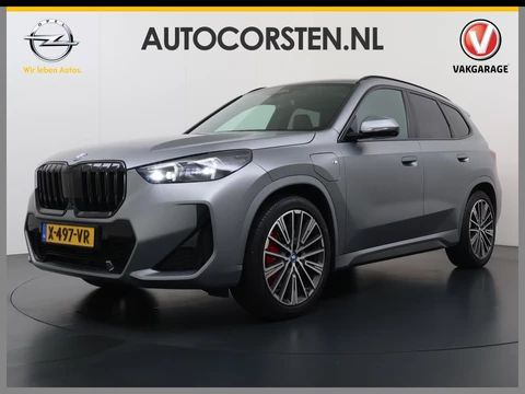 BMW X1 xDrive30e AUT-7 327pk 4WD Leer Pano-Dak/Hef-Dak FROZEN-PURE-GREY Sport-Stoel+Elektr.+Geheugen+Verwarmd M-Sport-Pro +M-Exterieur+M-Interieur+M-Remmen Elektr.Wegklapbare-Trekhaak Harman-Kardon Adaptive-LED Live-Cockpit-Pro Driving assist plus Head-up displa Adaptive-Cruise AWD StuurVerwarmd Zwarte-Hemel Travelpack Park-Assist PDC-a+v Draadloze lader Innovations-pakket Comfort-Pack € 75.000,- nieuw,  orig.NLse auto! 5,6 sec 0-100 1.800kg trekvermogen tot max 80-90km wltp elektrisch