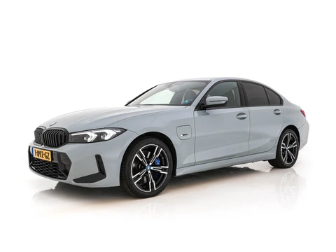 BMW 3 Serie 320e M-Sportpack (Plug-in) (INCL.BTW) *LEATHER-MICROFIBRE | FULL-LED | SPORTSEATS | WIDESCREEN-DIGI-COCKPIT | AMBIENT-LIGHT | DAB+ | PRIVACY-GLASS | NAVI-FULLMAP | ECC | PDC | 18''ALU*