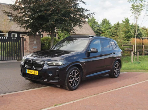 BMW iX3 Executive 80 kWh | Facelift Model | Shadow Line | Panoramadak | Camera | Sfeerverlichting | NL-Auto |