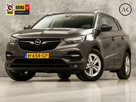 Opel Grandland X 1.2 Turbo Sport Automaat (APPLE CARPLAY, GROOT NAVI, CLIMATE, STUUR/STOELVERWARMING, SPORTSTOELEN, PARKEERSENSOREN, GETINT GLAS, CRUISE, NIEUWSTAAT)