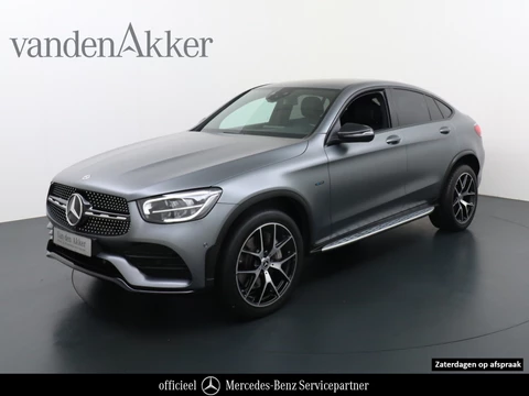 Mercedes-Benz GLC 300e Coupé AMG 4Matic // Burmester / Magno Grijs // Nw. Banden // Dig. Dashbord // Carplay // Treeplanken // Night pakket