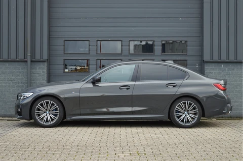 BMW 3 Serie 330i High Executive | M-PAKKET | ACC | SCHUIFDAK | TREKHAAK |