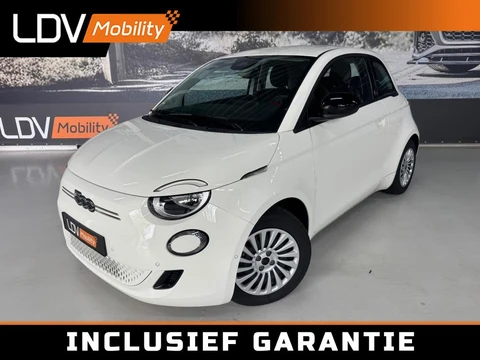 Fiat 500e RED / Camera / Apple Carplay / All-season banden / 12252 km.