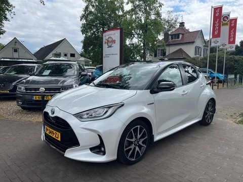 Toyota Yaris 1.5 HYBRID LAUNCH EDITION / CAMERA / CARPLAY / STOELVERW. / AFN. TREKHAAK / DAB / LED / 17'' LM-VELGEN
